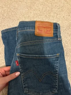 Levis tummansiniset farkut