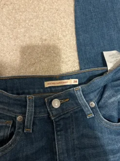 Levis tummansiniset farkut