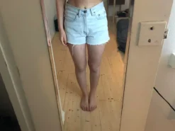 Levis vaaleat shortsit