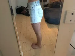 Levis vaaleat shortsit