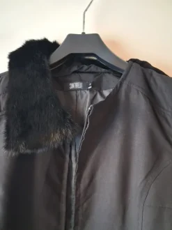 Liivi karvakauluksella