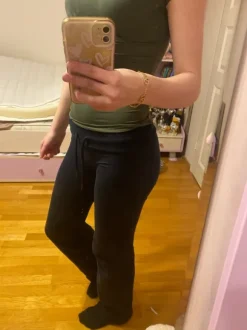 Low rise leveälahkeiset naruhousut