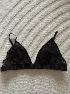 Läpinäkyvät rintsikat