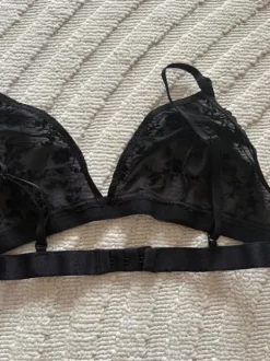 Läpinäkyvät rintsikat