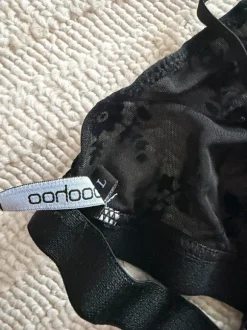 Läpinäkyvät rintsikat