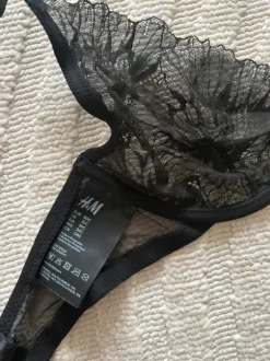 Läpinäkyvät rintsikat