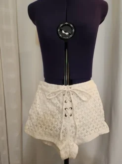 Luonnonvalkoiset mikroshortsit