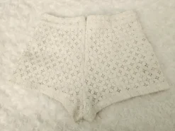 Luonnonvalkoiset mikroshortsit