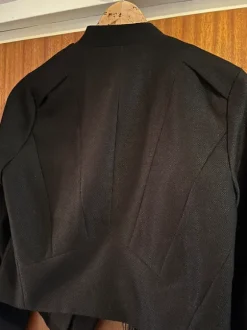 Lyhyt jakku ketjuhapsuilla