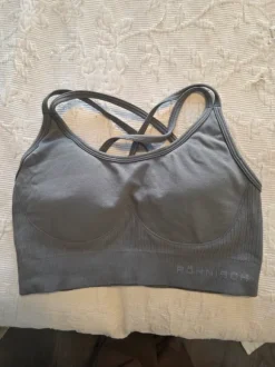 Maastonvihreät urheilurintsikat