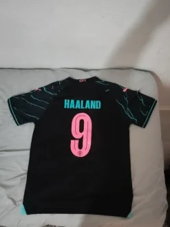 Manchester City 23/24 kolmas pelipaita