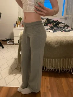 Matalavyötäröiset collegehousut