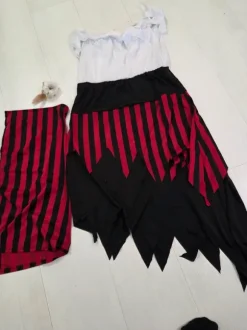 Merirosvoasu naisille koko L