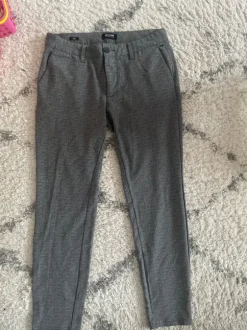 Miesten harmaat ruudulliset chinot