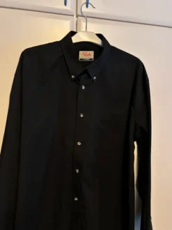 Miesten musta kauluspaita