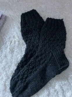 Miesten tummanharmaa villasukat