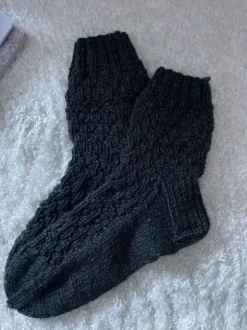 Miesten tummanharmaa villasukat