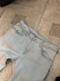 Miesten vaaleat farkut