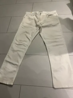 Miesten valkoiset farkut