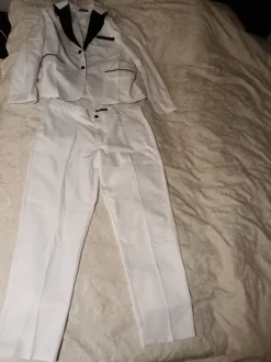 Miesten valvoinen käyttämätön puku