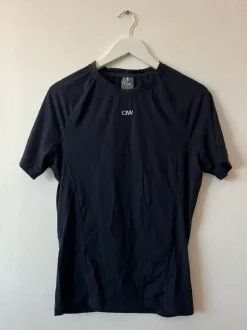 Miesten vartalonmyötäinen treenipaita