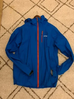 Miesten veden pitävä takki