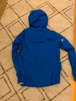 Miesten veden pitävä takki