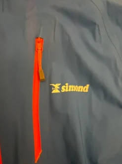 Miesten veden pitävä takki