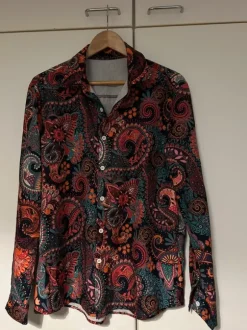 Miesten värikäs kauluspaita