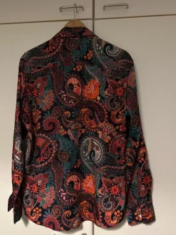 Miesten värikäs kauluspaita