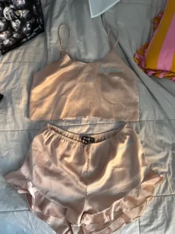 Missguided satiini yöpuku setti