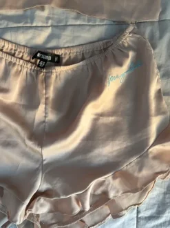 Missguided satiini yöpuku setti