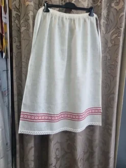 Moteriška tautinė prijuostė.