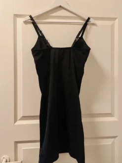 Muotoileva alusmekko