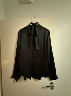 musta ASOS- design satiinipaita