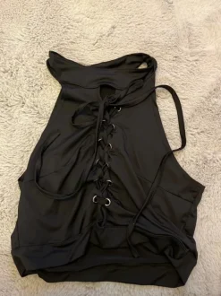 Musta erikoinen toppi S