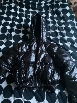 Musta glitter toppatakki