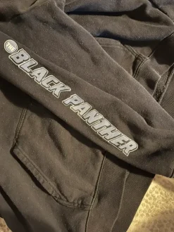 musta huppari black panther