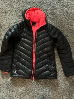 Musta kevyttoppatakki