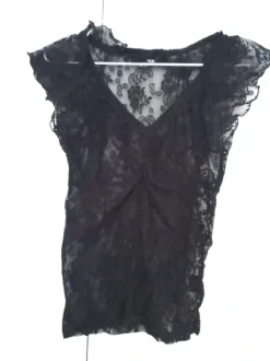 Musta lyhythihainen pitsipaita