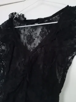 Musta lyhythihainen pitsipaita