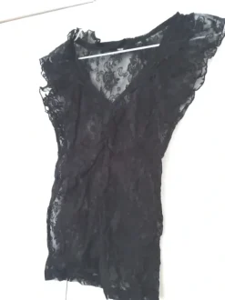 Musta lyhythihainen pitsipaita