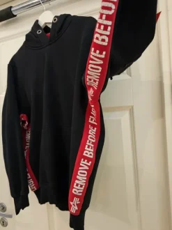 Musta M koon huppari