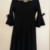 Musta mekko leveillä hihansuilla