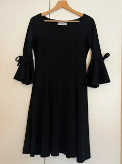 Musta mekko leveillä hihansuilla