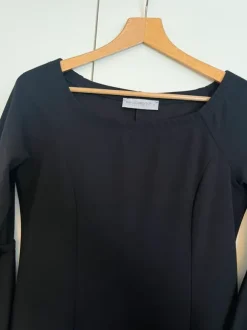 Musta mekko leveillä hihansuilla