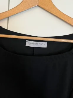 Musta mekko leveillä hihansuilla