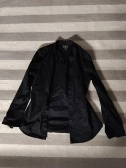 Musta Muscle Fit paita