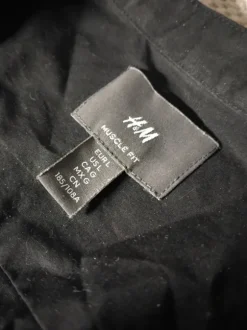 Musta Muscle Fit paita