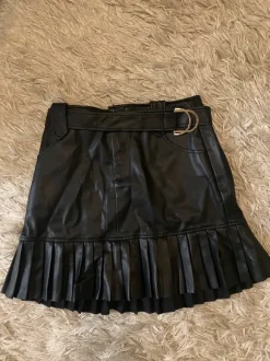 Musta nahkahame vyöllä